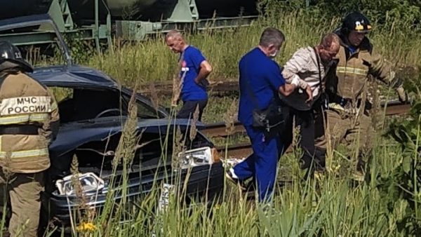 В Дзержинске автомобиль опрокинулся на железнодорожных путях