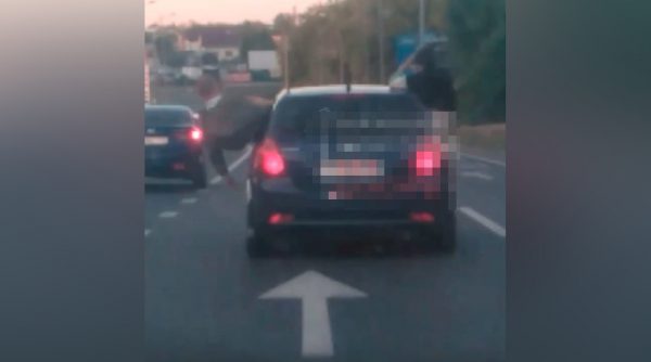 Полицейские оштрафовали нижегородцев, вылезавших из окна автомобиля во время движения