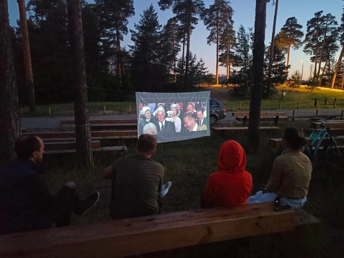 Жители Бора устроили киносеанс на Моховых горах