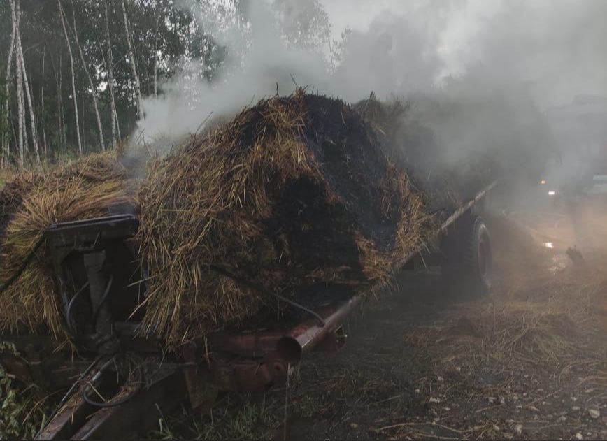 Прицеп с сеном загорелся на трассе в Кстовском районе из-за окурка