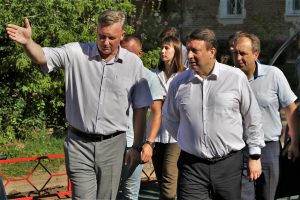 Олег Лавричев проконтролировал ход работ по благоустройству на своем избирательном округе
