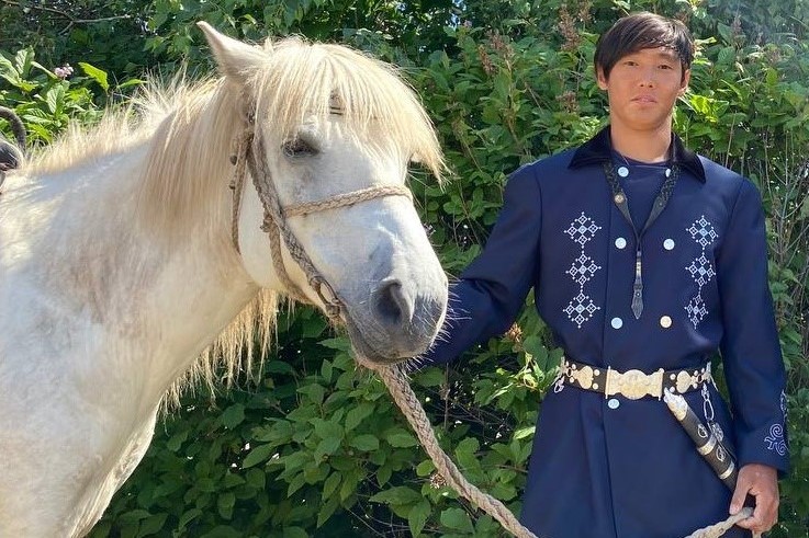 Наездник из Якутии приехал в Нижний Новгород на лошади