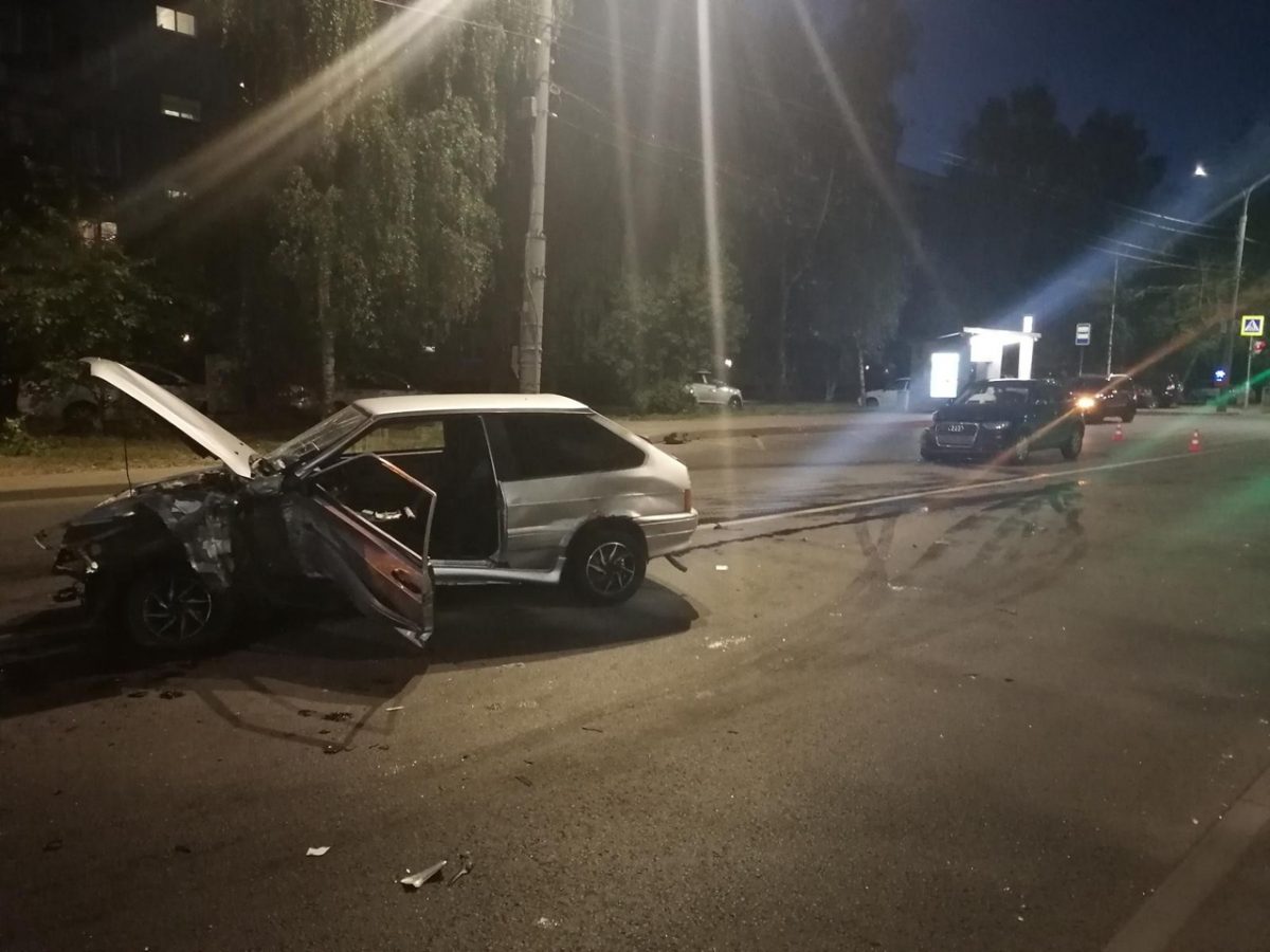 Водитель «Лады» пострадал в ночном ДТП на улице Дьяконова в Нижнем Новгороде