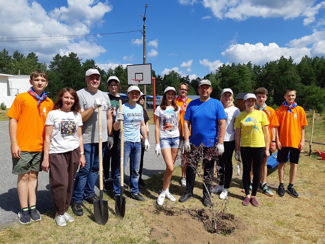 Волонтеры ОМК высадили более 100 кустарников в детском центр «Костер» в Выксе