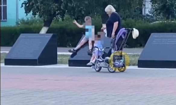Жительница Дзержинска использовала памятник погибшим воинам в качестве горки для детей