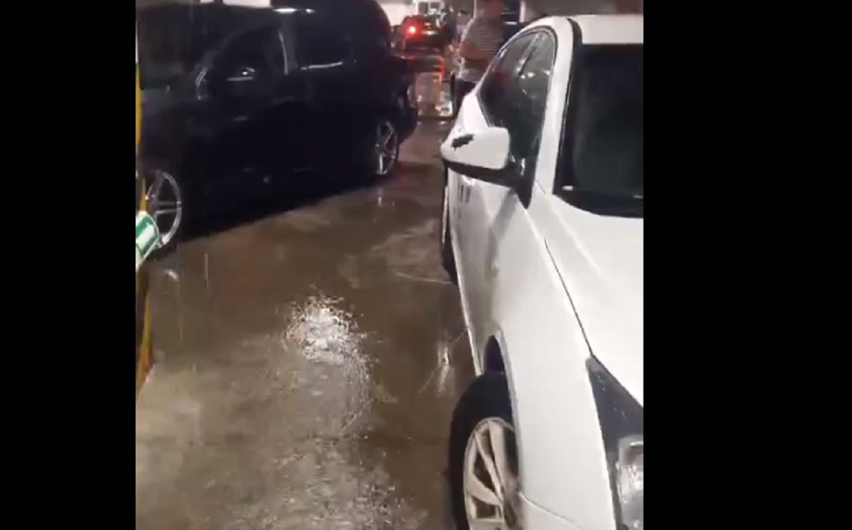 Торговый центр затопило в Дзержинске из-за сильного дождя