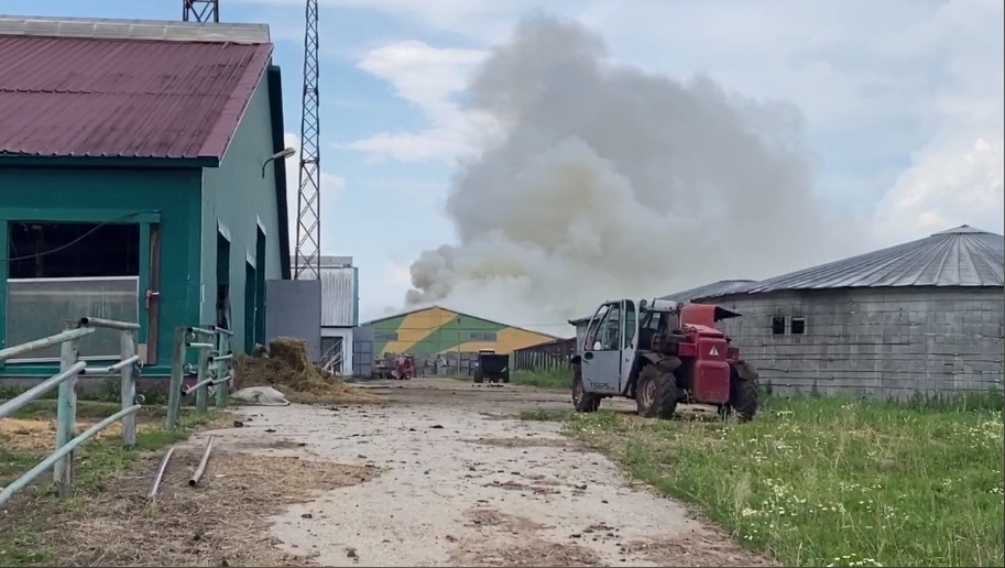 В Ждановском совхозе загорелся склад