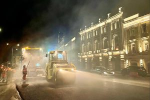Ремонт дорог на Нижневолжской набережной планируют завершить ко Дню города