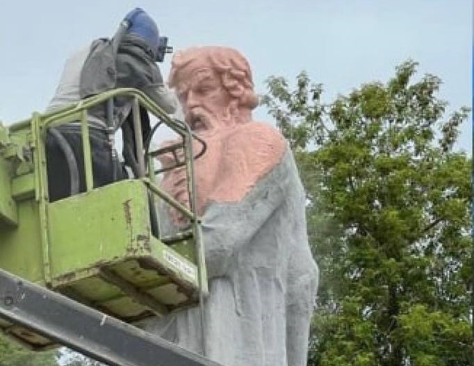 Памятник Кузьме Минину в Балахне перекрасили в розовый цвет