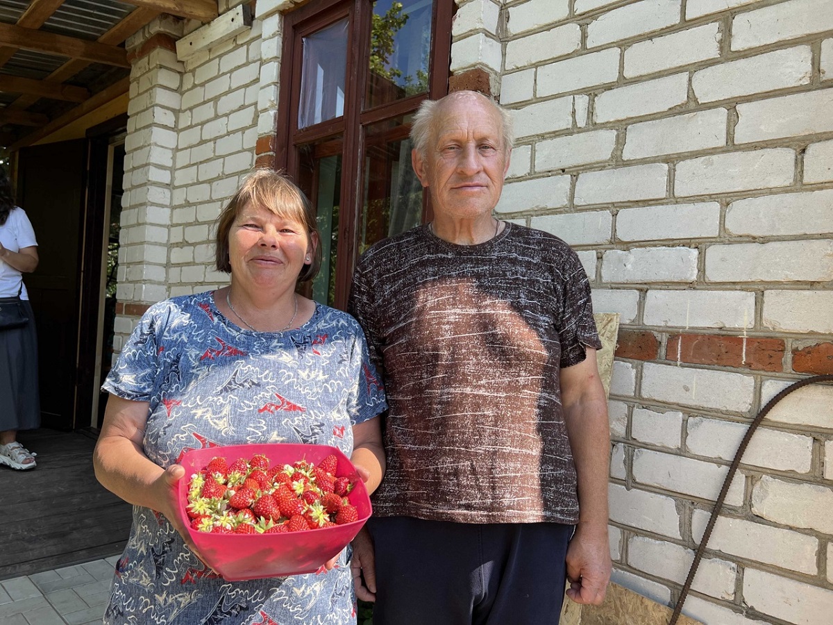 Галина и Сергей Львович с подаренной соседями клубникой