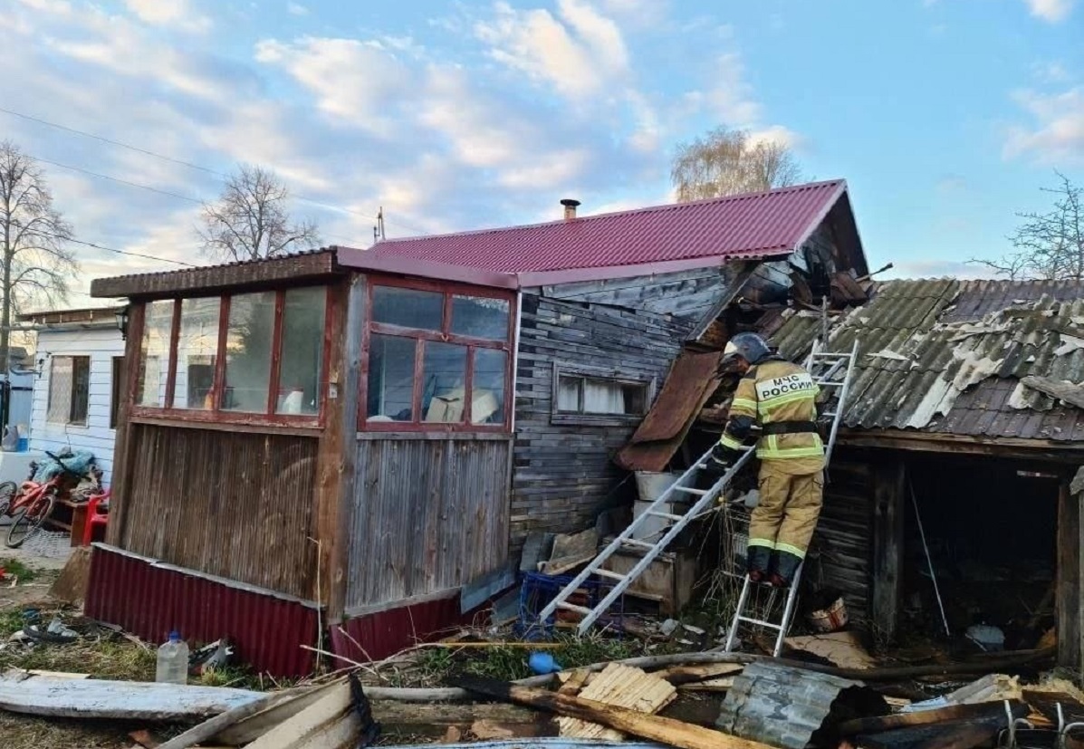 Бывший спасатель помог многодетной семье защитить дом от пожара в Большемурашкинском районе