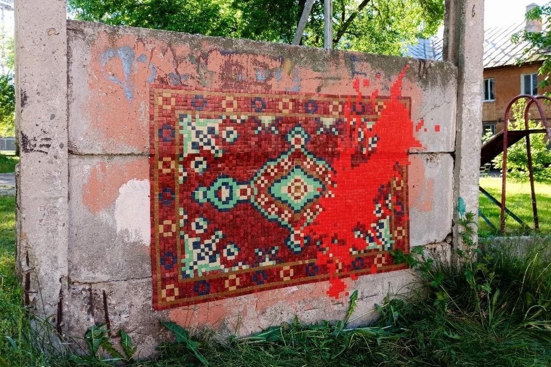 Стрит-арт «Бытовая кровожадность» в виде ковра появился в Автозаводском районе