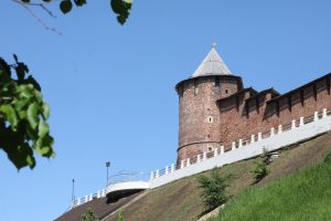 В управделами правительства объяснили, почему дорожку рядом с кремлем выложили экобрусчаткой