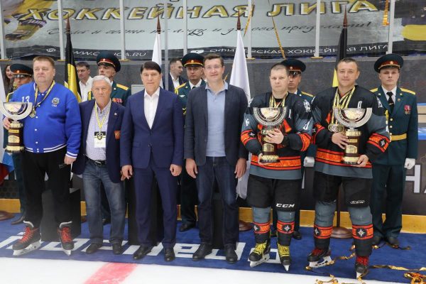 Глеб Никитин вручил награды победителям финальных матчей регионального этапа Всероссийского чемпионата Офицерской Хоккейной Лиги