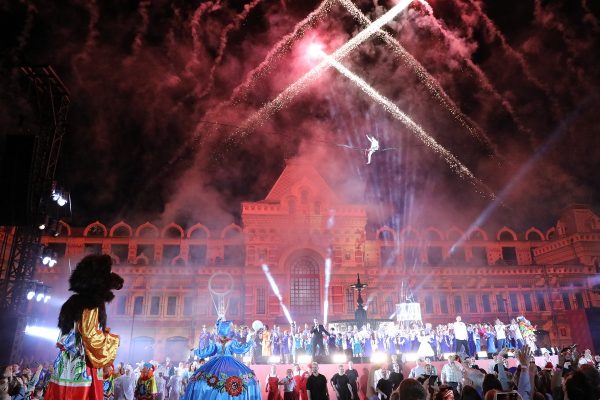 «Голос», трюки и детский хор: смотрим, как прошло празднование 200-летия Нижегородской ярмарки