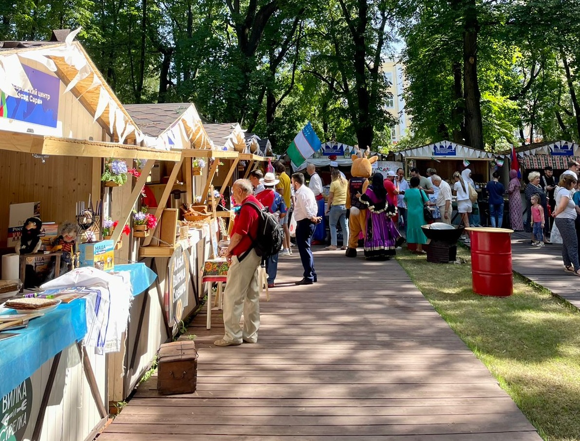 Ярмарка национальных культур открылась в парке им. Я.М. Свердлова в День города