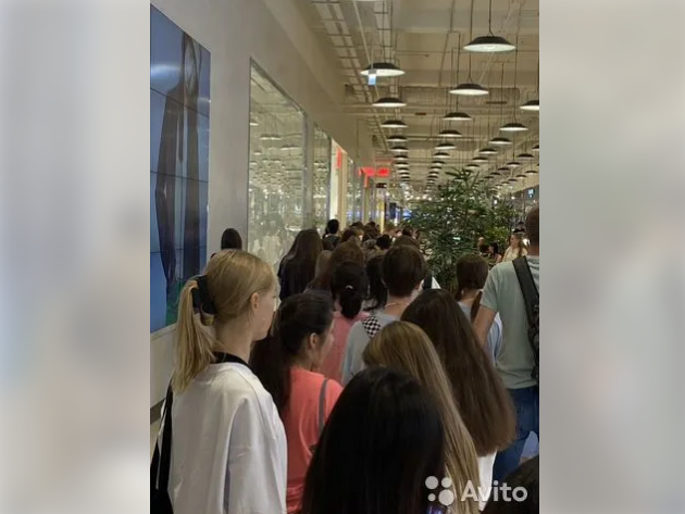 Нижегородцы продают места в очереди на распродажу в H&M на «Авито»