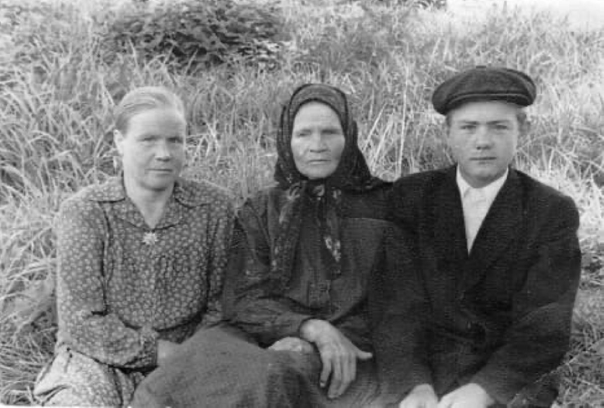 Анна Колова (в центре) никогда не переставала ждать своих пропавших без вести сыновей