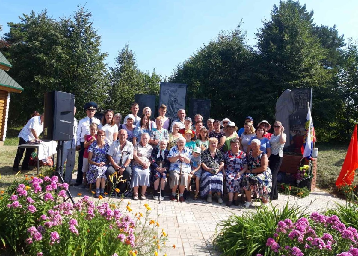 На открытие памятника приехали внуки, правнуки и праправнуки Галины Коловой