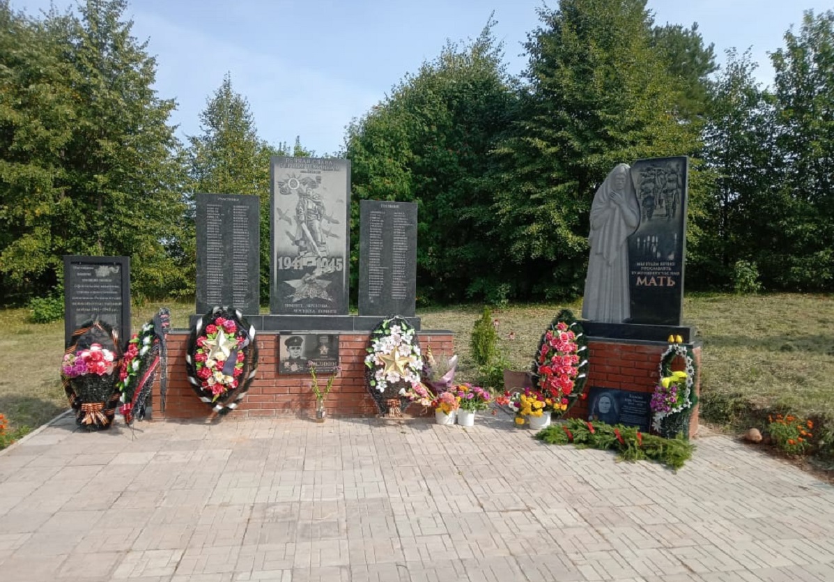 Памятник матерям, не дождавшимся сыновей с фронта, открыли в Дальнеконстантиновском районе