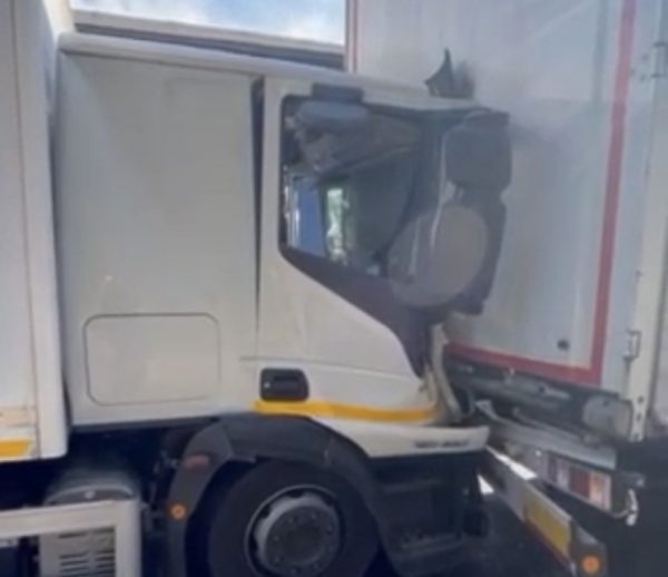 Два человека пострадали после столкновения двух фур и легковушки в Кстовском районе