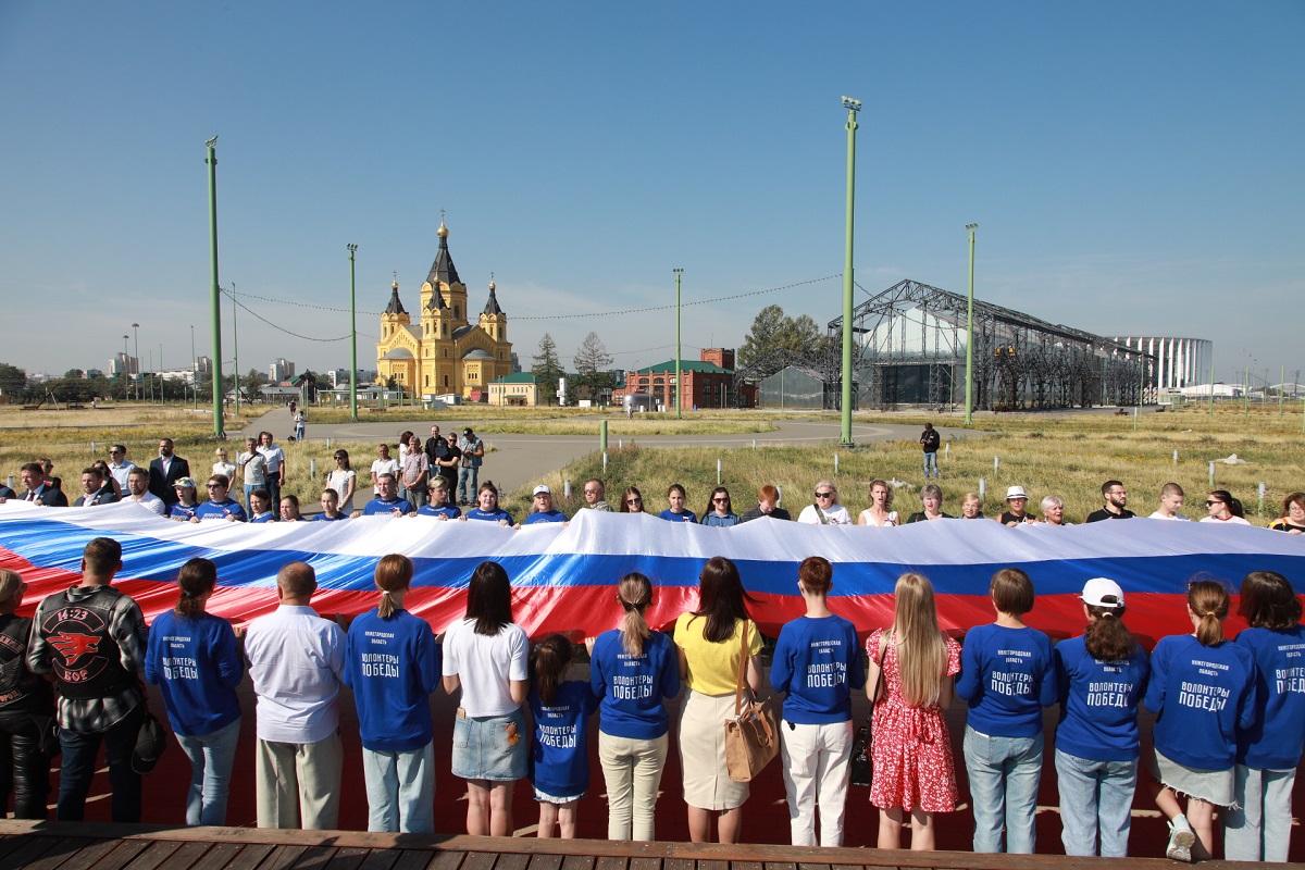 100-метровый флаг Российской Федерации развернули в Нижнем Новгороде