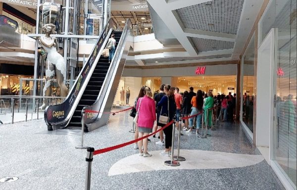 Нижегородцы выстроились в огромную очередь в H&M в «Фантастике»