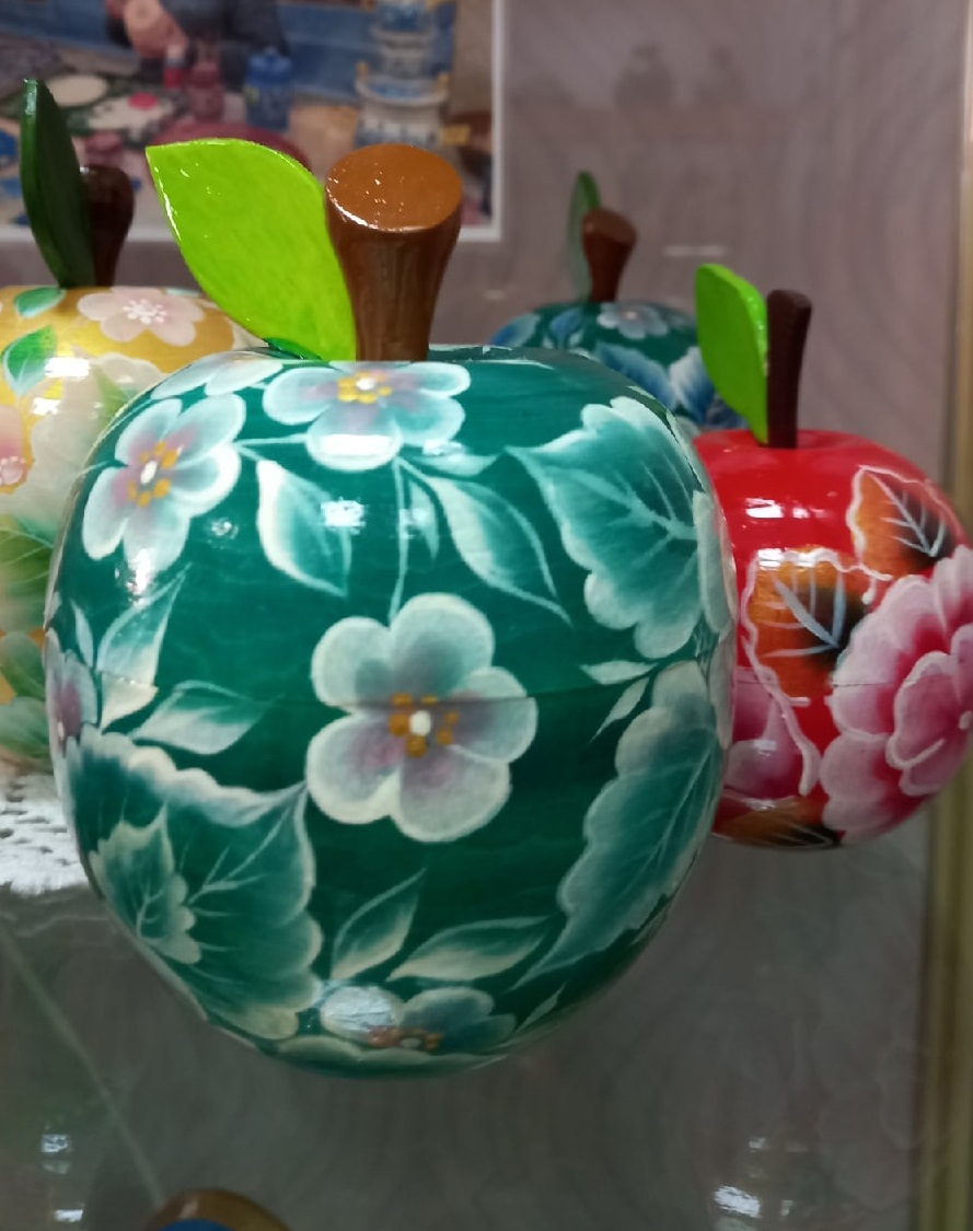 Новый лукояновский сувенир - шкатулка в форме расписного яблока