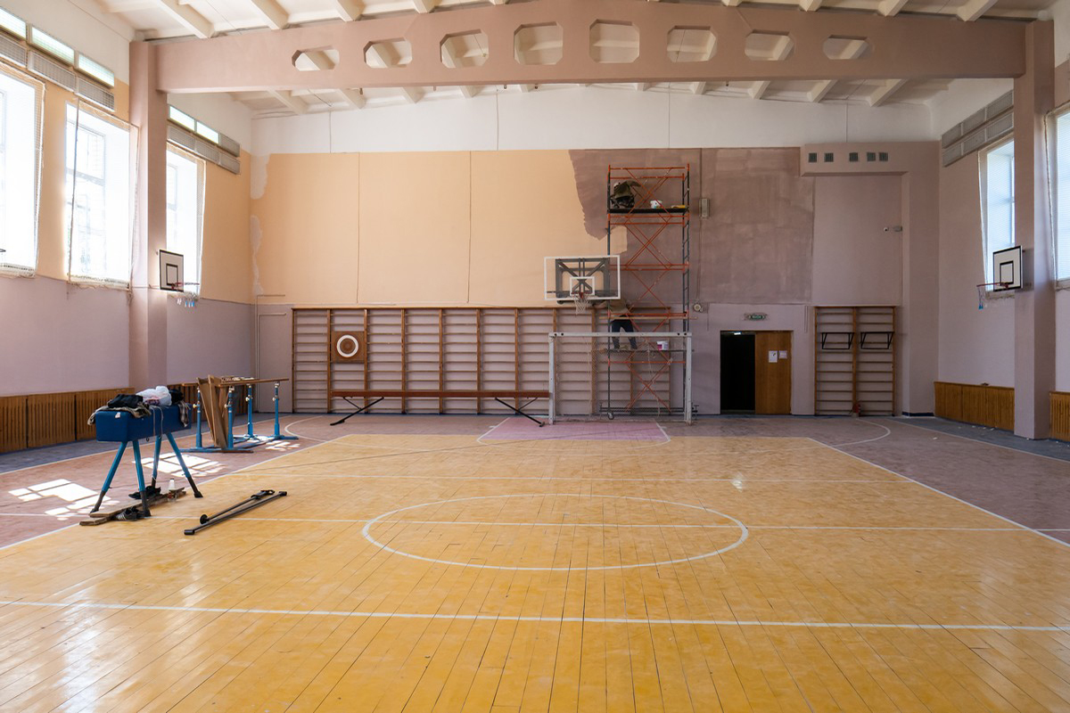 В Устанской средней школе сейчас идет капитальный ремонт кровли и спортивного зала