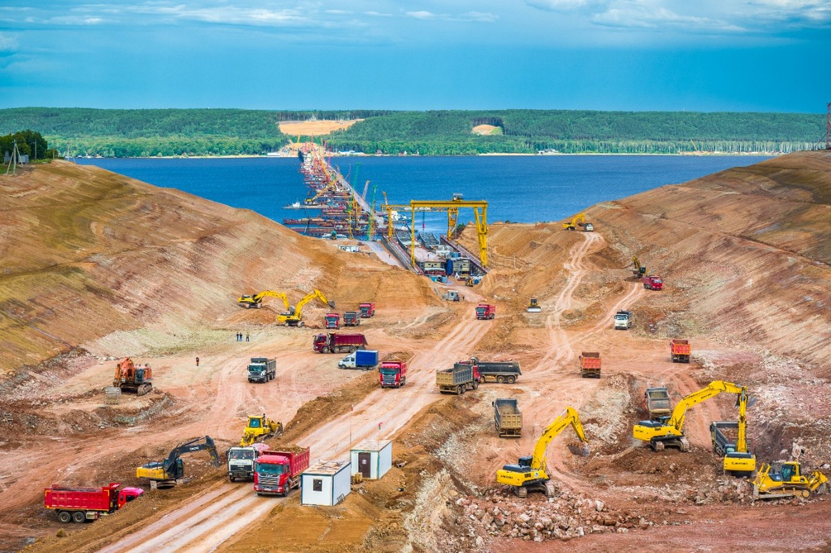 Строительство выемки перед мостом через реку Волга