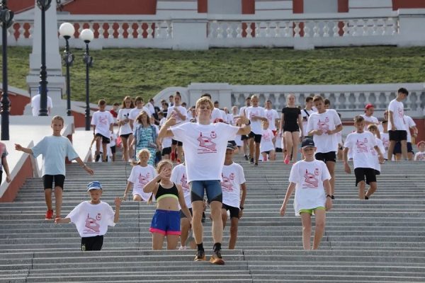 В забеге по Чкаловской лестнице приняли участие 500 человек в День физкультурника 13 августа