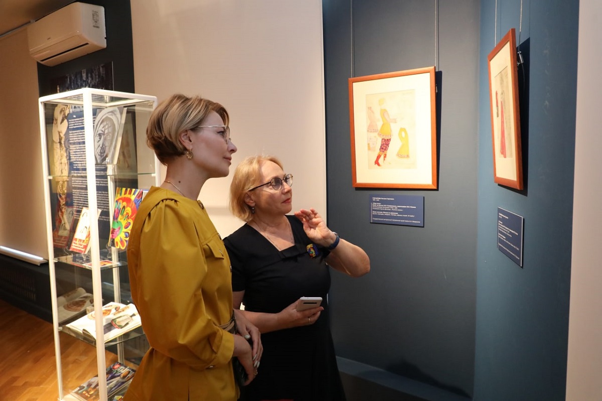 Посетители экспозиции смогут не только ознакомиться с работами «царицы» авангарда, но и больше узнать о ее личности