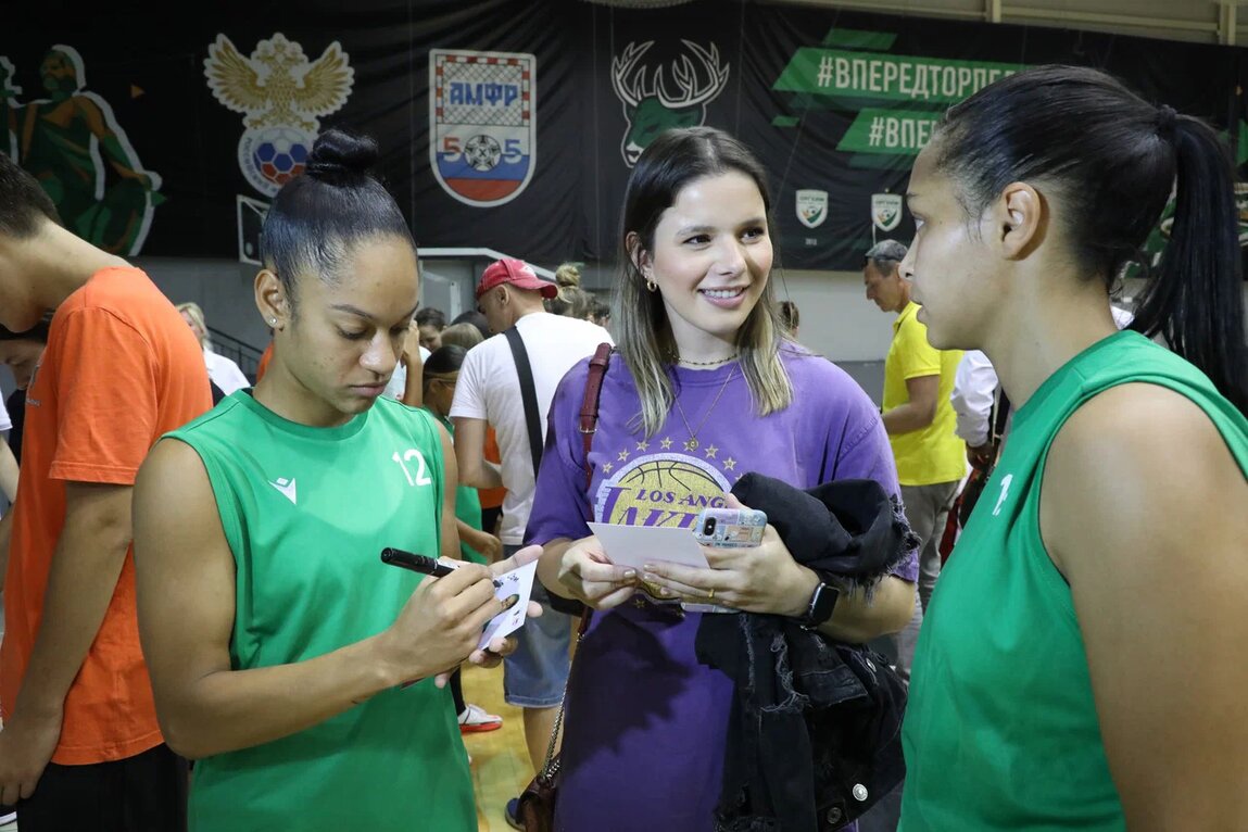 Бразильские легионеры "Норманочки" бразильянки Робинья (слева) и Фернанда (справа) пользовались особой популярности у фанатов во время автограф-сессии