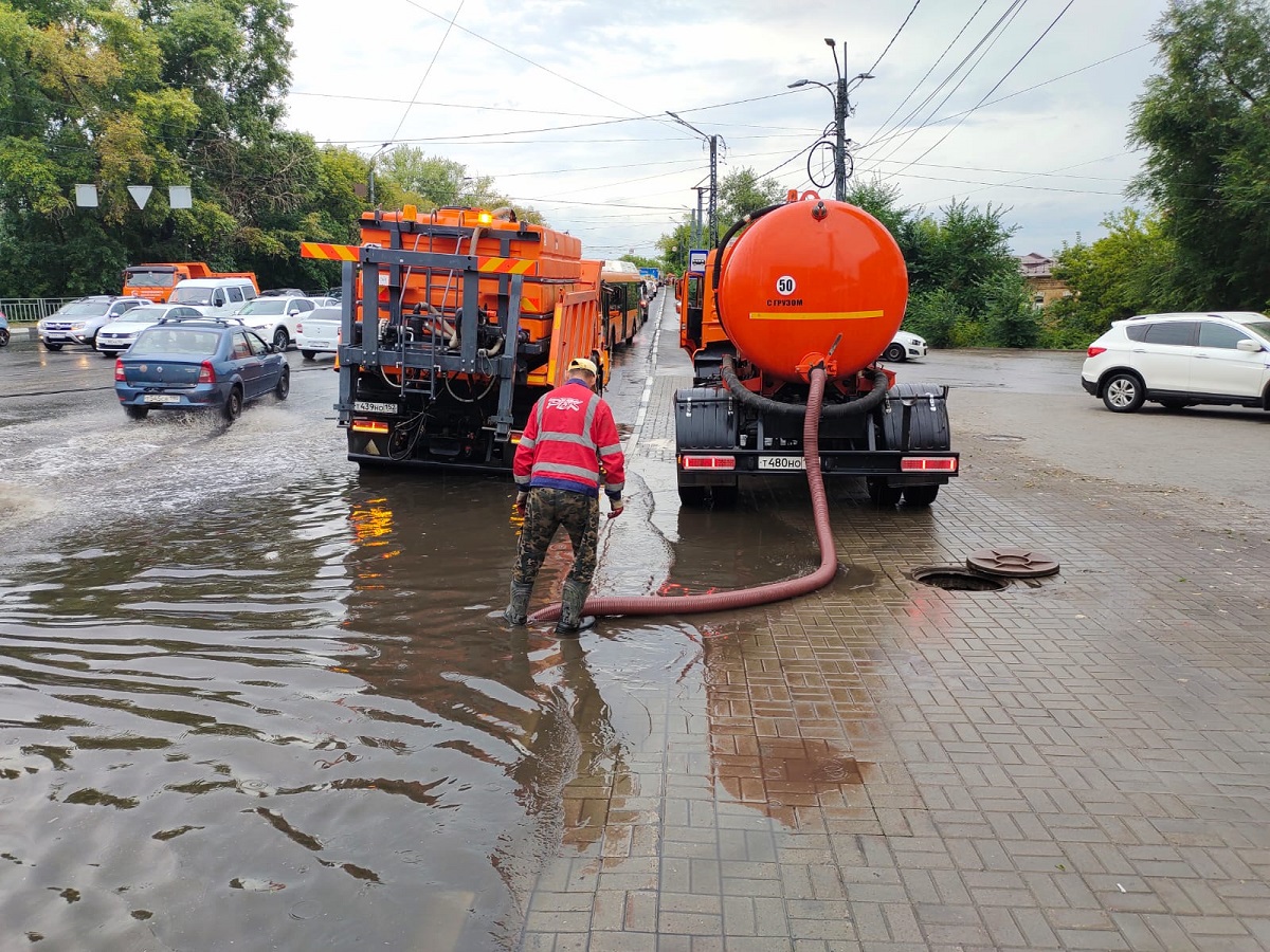 Нижегородцы могут сообщать адреса, где необходимо откачать воду после сильного ливня в районные администрации в Нижнем Новгороде 9 августа 2022 года