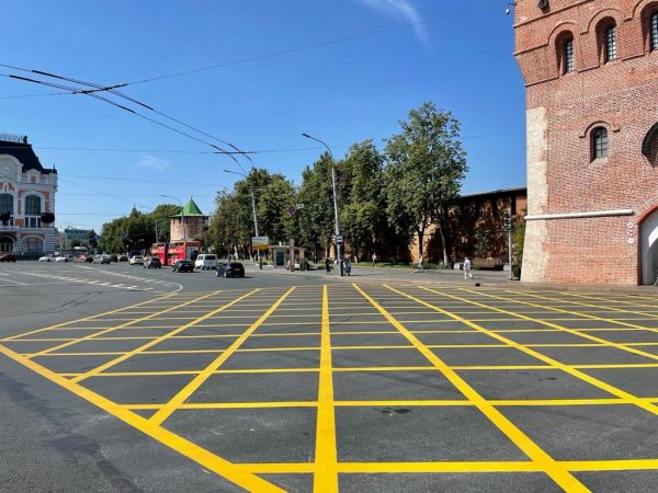 Около Дмитриевской башни Нижегородского кремля появилась вафельная разметка