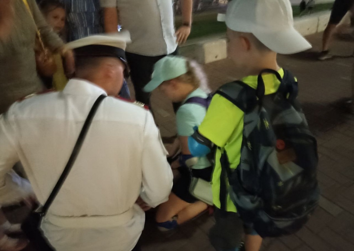 Городовой оказал первую помощь девочке, которая сломала руку, катаясь на роликах в Нижнем Новгороде