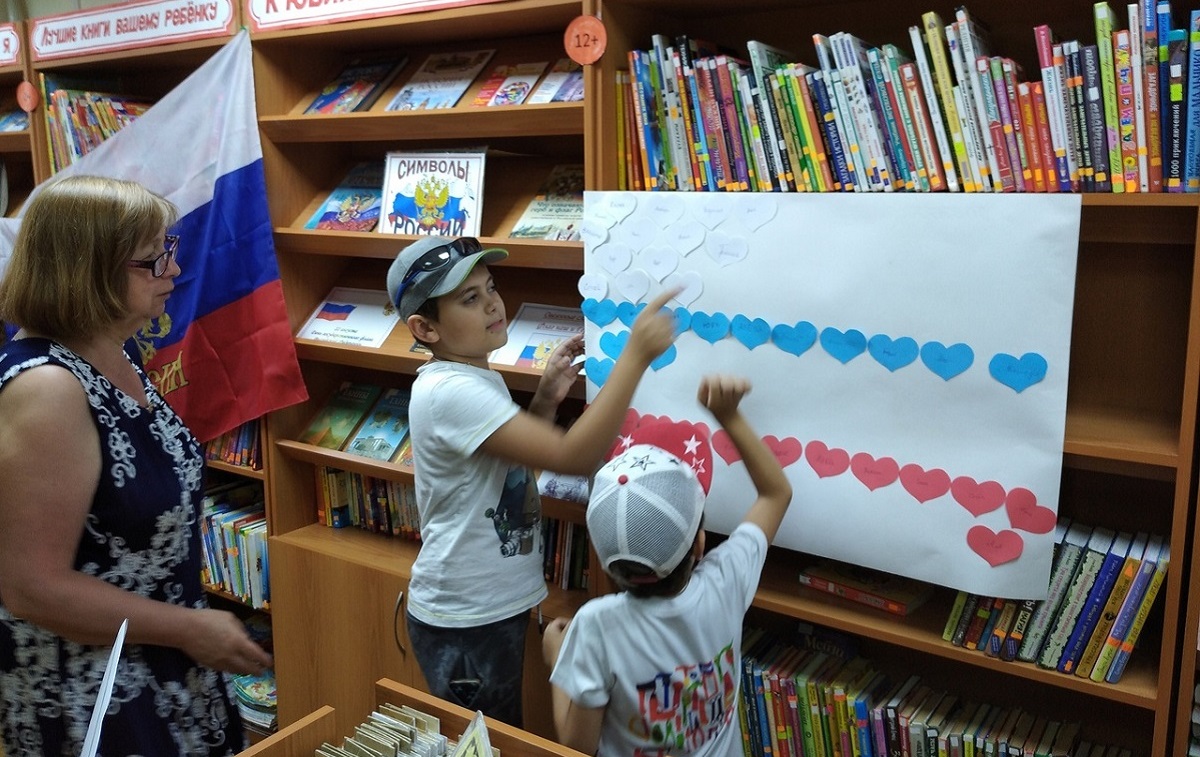 Патриотические акции прошли в библиотеках всех районов города в День Российского флага