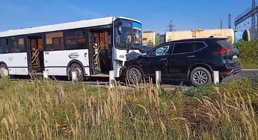 Два человека пострадали после столкновения иномарки с автобусом в Дзержинске