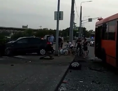 Иномарка влетела в ограждение напротив Нижегородской ярмарки после столкновения с автобусом