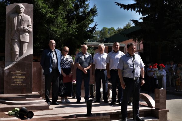 Олег Лавричев принял участие в открытии мемориала Владимиру Лузянину