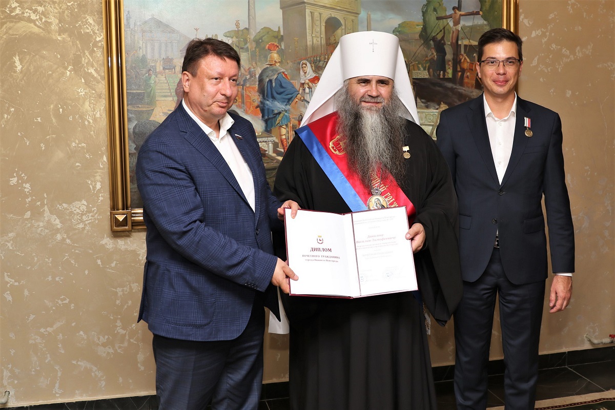 Владыке Георгию вручили удостоверение и знак отличия Почетного гражданина Нижнего Новгорода