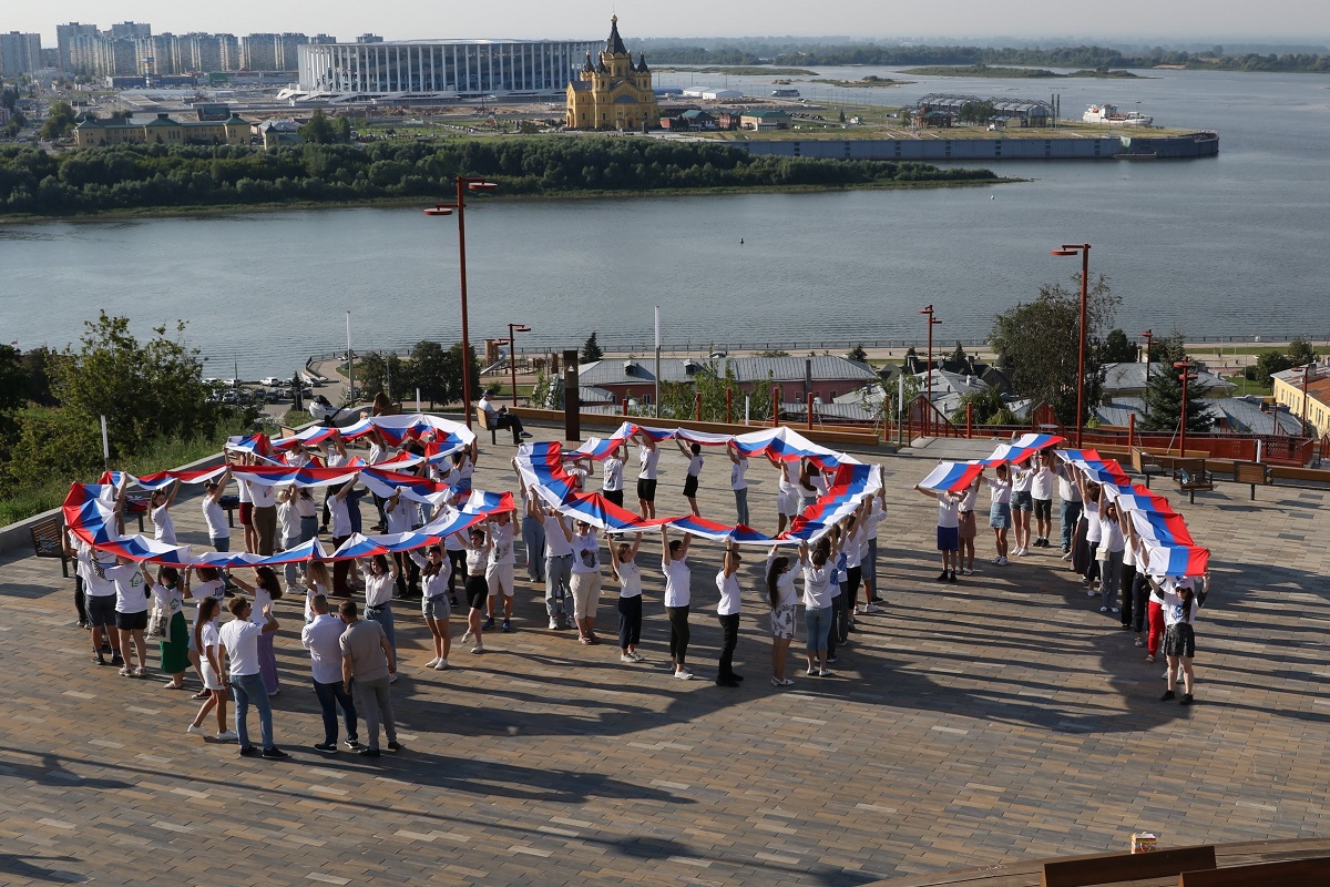Молодежная палата Нижнего Новгорода провела акцию «Цвета российского флага»