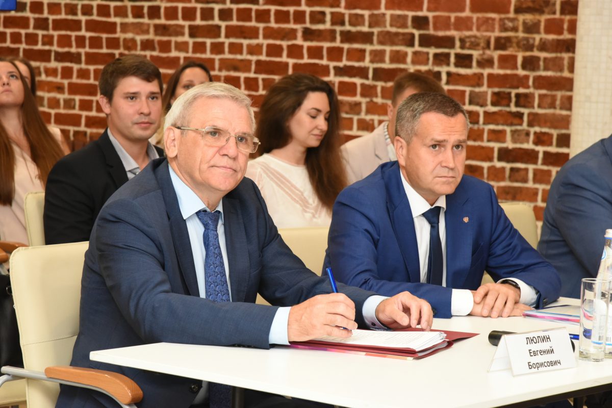 «Предложенные молодыми парламентариями инициативы обязательно будем рассматривать на заседании Заксобрания», — Евгений Люлин