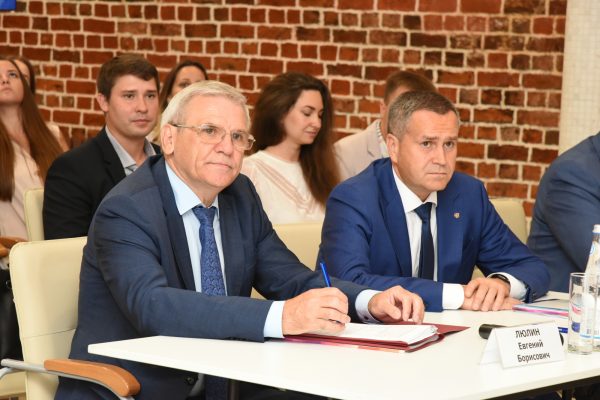 «Предложенные молодыми парламентариями инициативы обязательно будем рассматривать на заседании Заксобрания», — Евгений Люлин