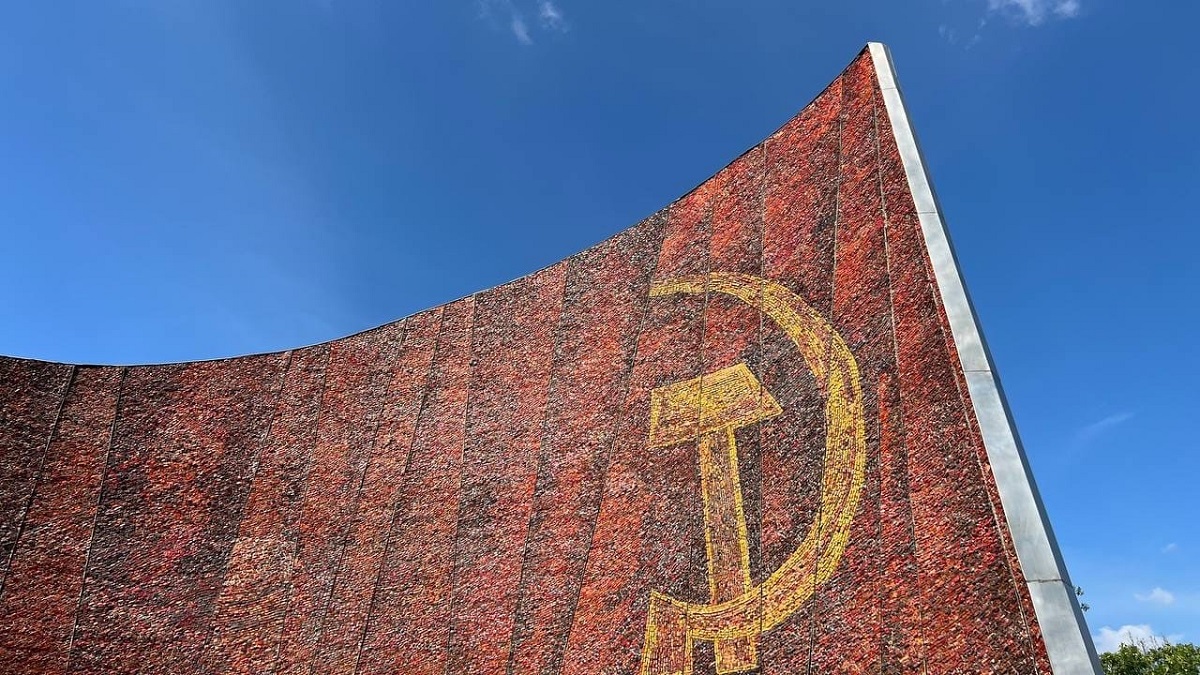В Автозаводском районе отреставрировали мозаику на монументе боевой и трудовой славы