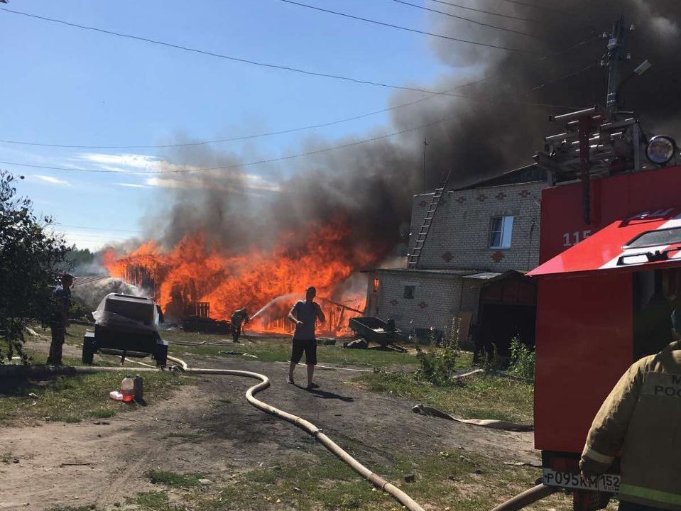 Огонь с сараев перекинулся на жилой дом в Семеновском районе