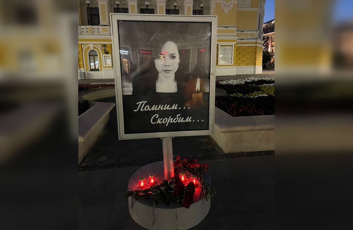 Нижегородцы установили стихийный мемориал журналистке Дарье Дугиной