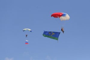Нижегородские парашютисты во время показательных прыжков с самолета развернули флаги России и&nbsp;ВДВ