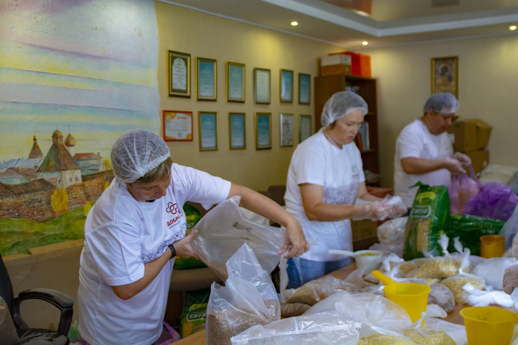 ОМК и фонд «ОМК-Участие» помогли собрать 350 продуктовых наборов нуждающимся семьям Выксы