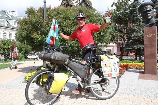 Оперный певец из Узбекистана приехал в Нижний Новгород на велосипеде